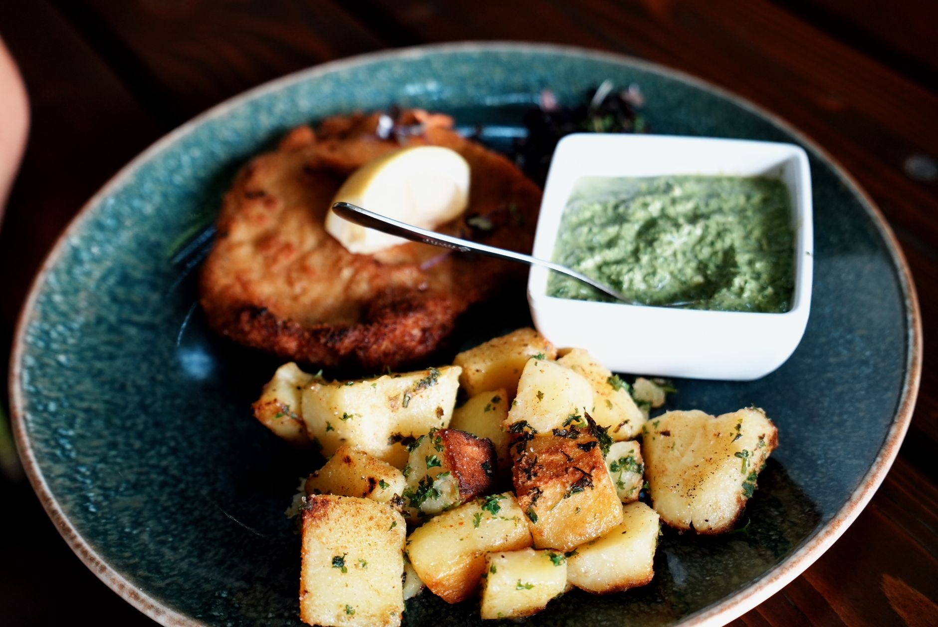 Schnitzel mit Röstkartoffeln und grüner Sauce